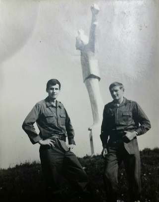 Sa Nikolom kod spomenika Stefana Filipovića, Valjevo, 1969. godina
